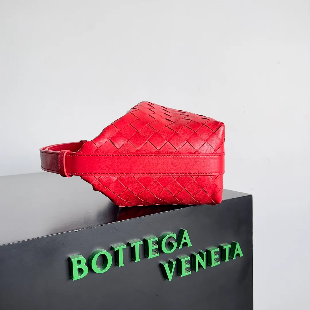 Batch 1360 It is predicted that BV Bottega’s lunch bag will be popular again this year. The entire bag is made of top nappa lambskin, which is very soft and lightweight. It also uses the intrecciato weaving process that the two founders spent several months developing from the beginning of the brand. It is completely hand-woven by Italian craftsmen. It perfectly reflects the craftsmanship of Bottega. The entire bag shape is also a very practical and popular lunch box bag type. The slightly curved arc of the bag mouth can also better fit our wrists. Style number: 754443 Size: 22*13*9